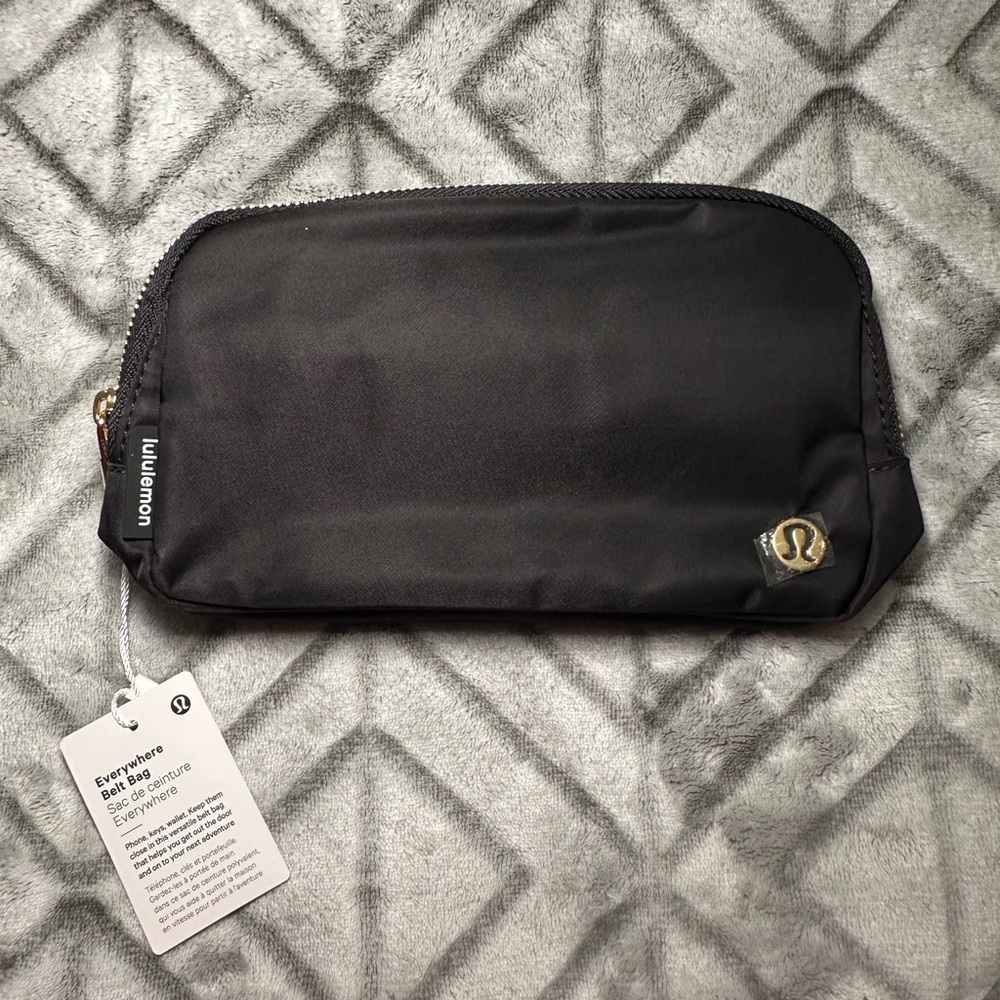 Lululemon Everywhere 1L Crossbody Brand New w/Tags Black w/ black/gold strap 🖤💛
